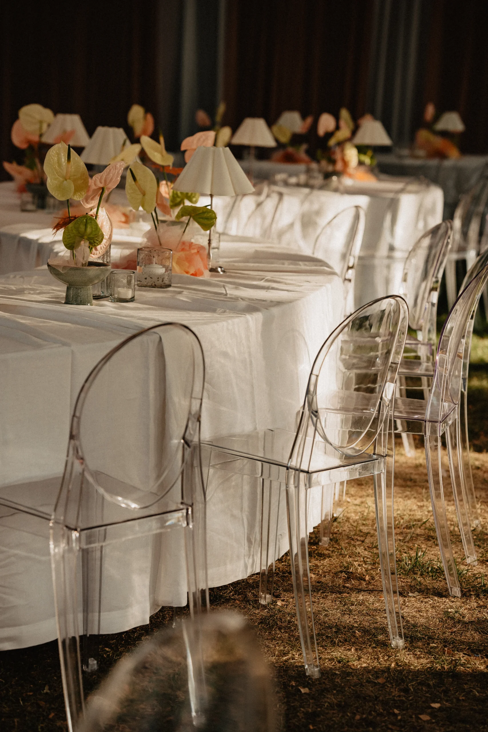 Wave Table mit bodenlanger Leinentsichdecke und Ghost Chairs