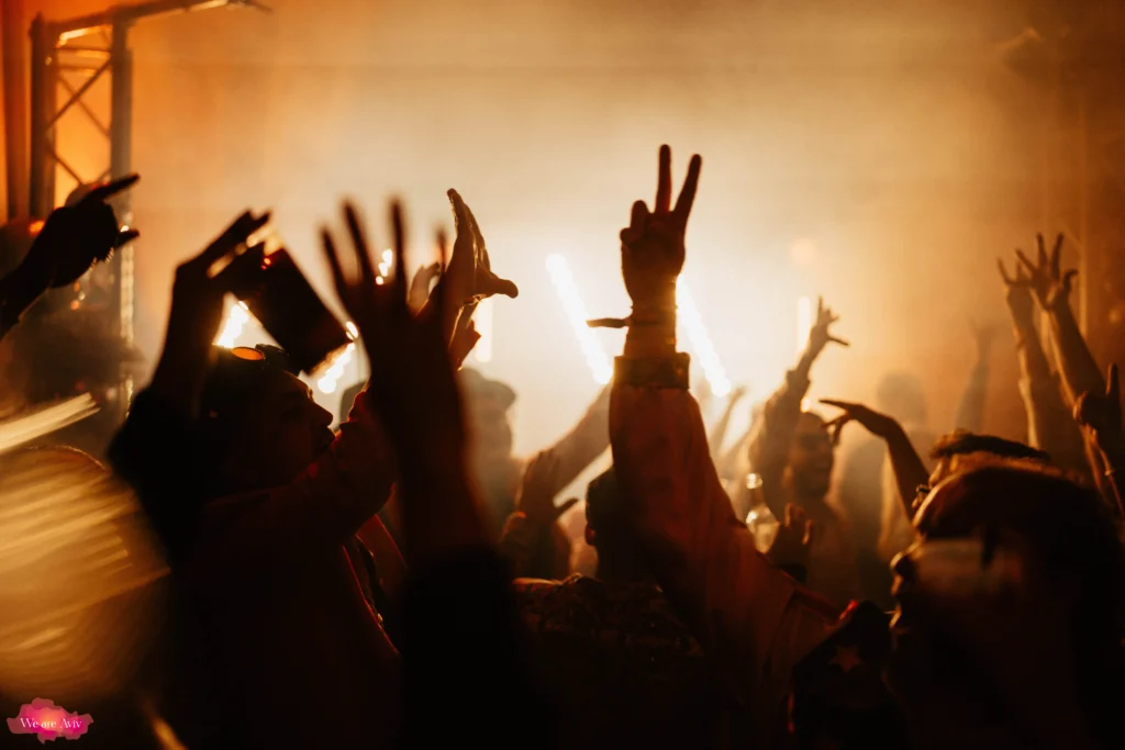 Hände in der Luft bei einer Afterparty eines Firmenevents
