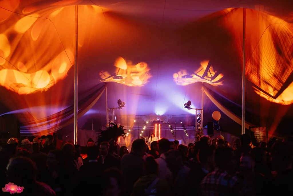 Lichteffekte zur Party in einem Strechtzelt für ein Sommerfest