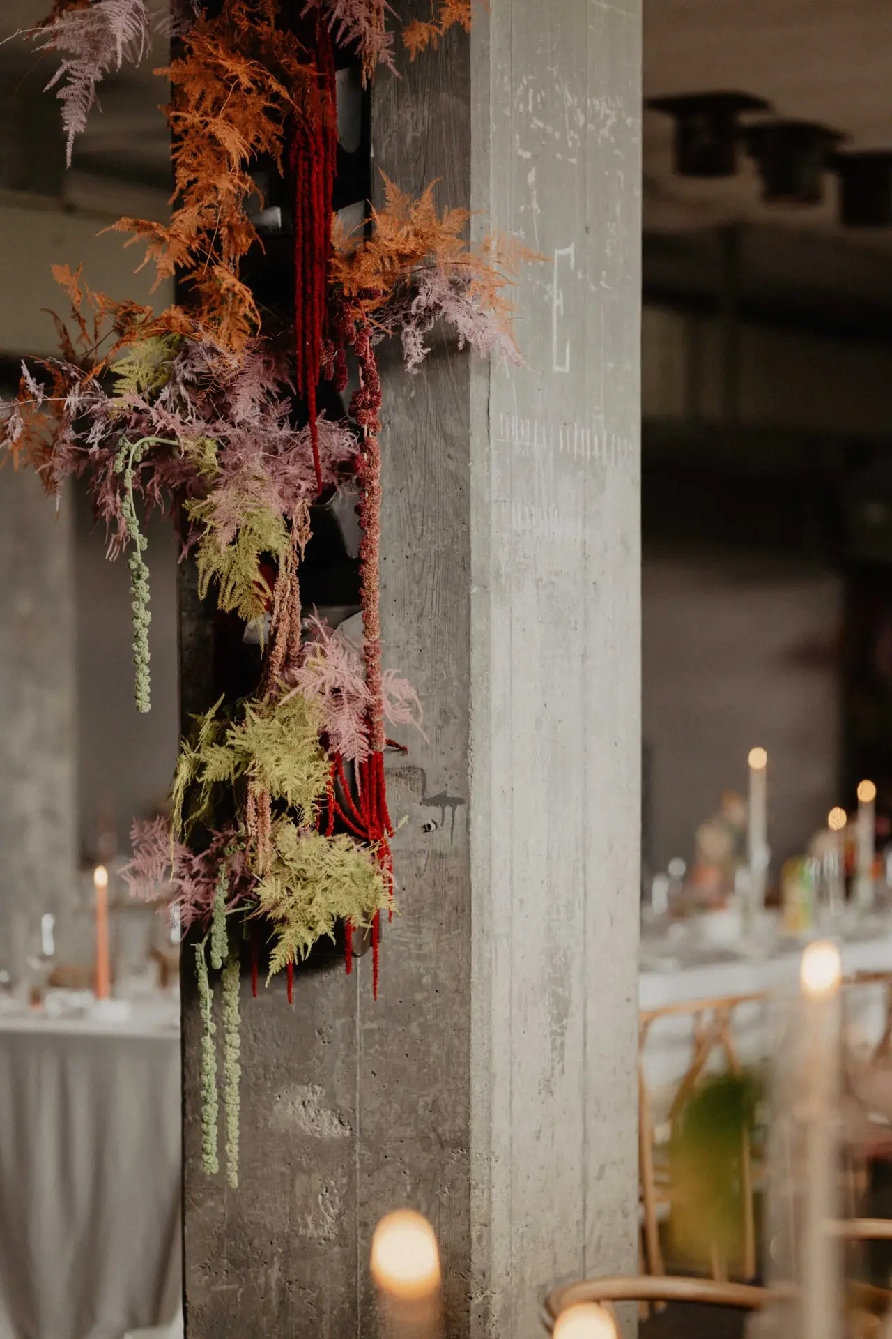 Moderne florale Installation als individuelles Hochzeitsdesign