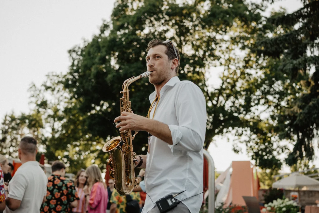 Saxophonist zum Empfang eines Corporate Events