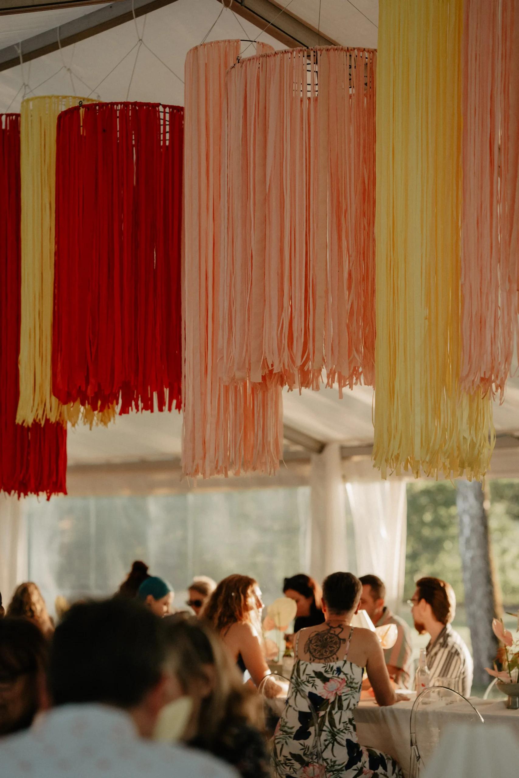 individuell angefertigte Hängeinstallation in rot, rosa und gelb