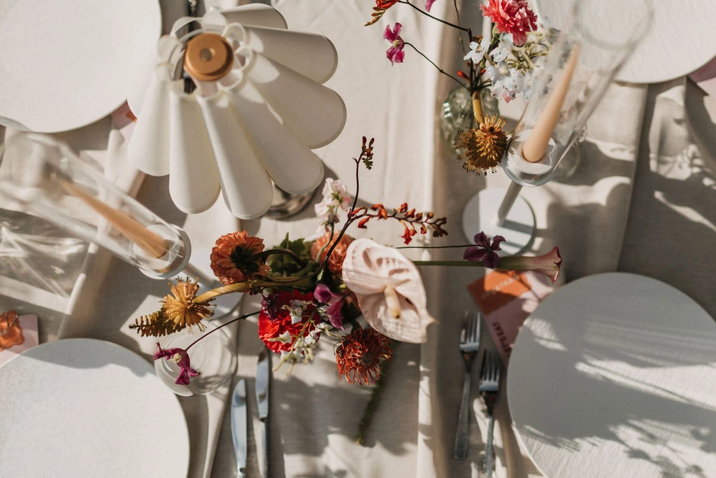 Table Top Bild Tischlampen, Blumen und Kerzen