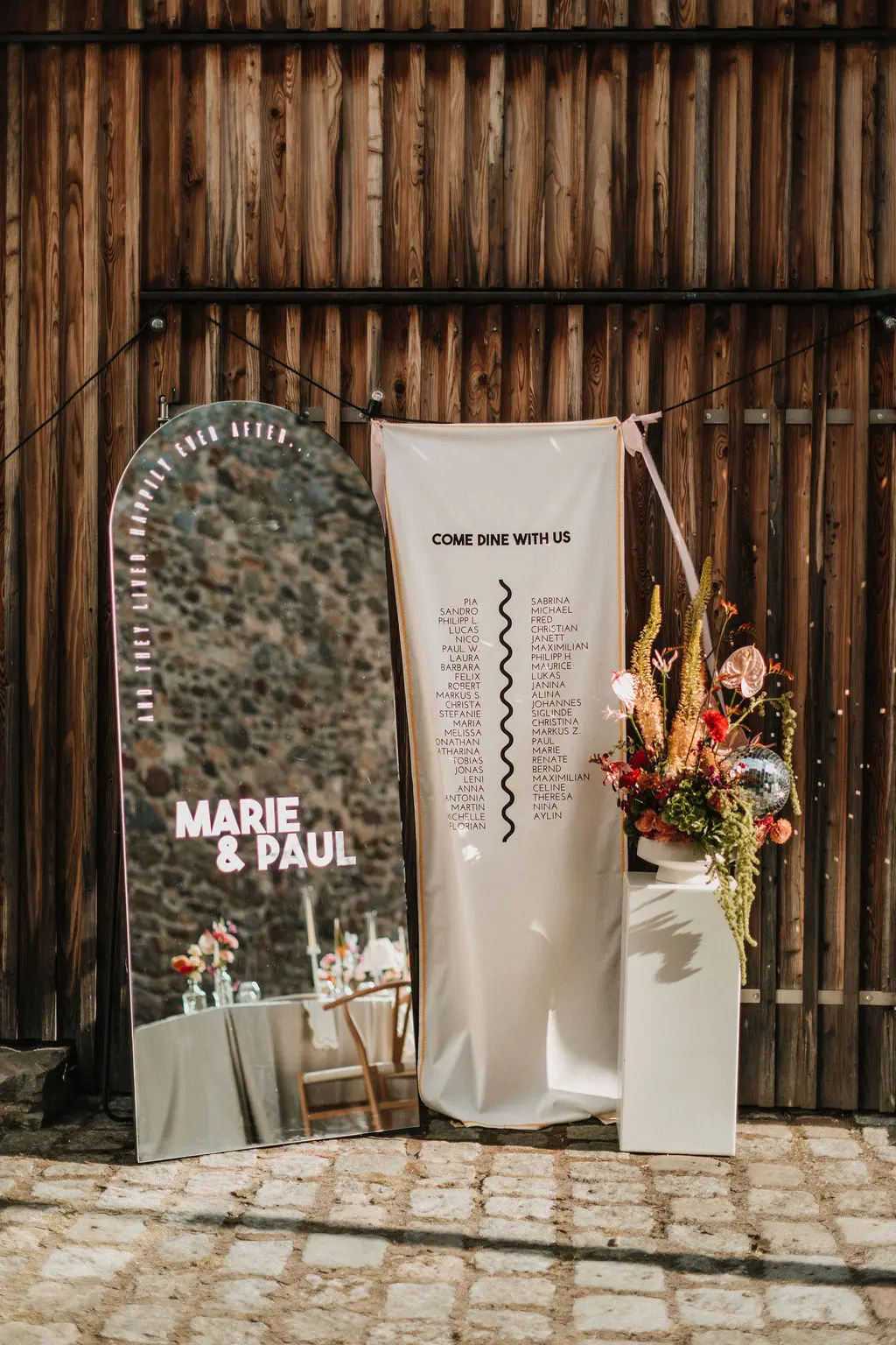 Selfie Spiegel und Sitzplan Banner mit floraler Dekoration