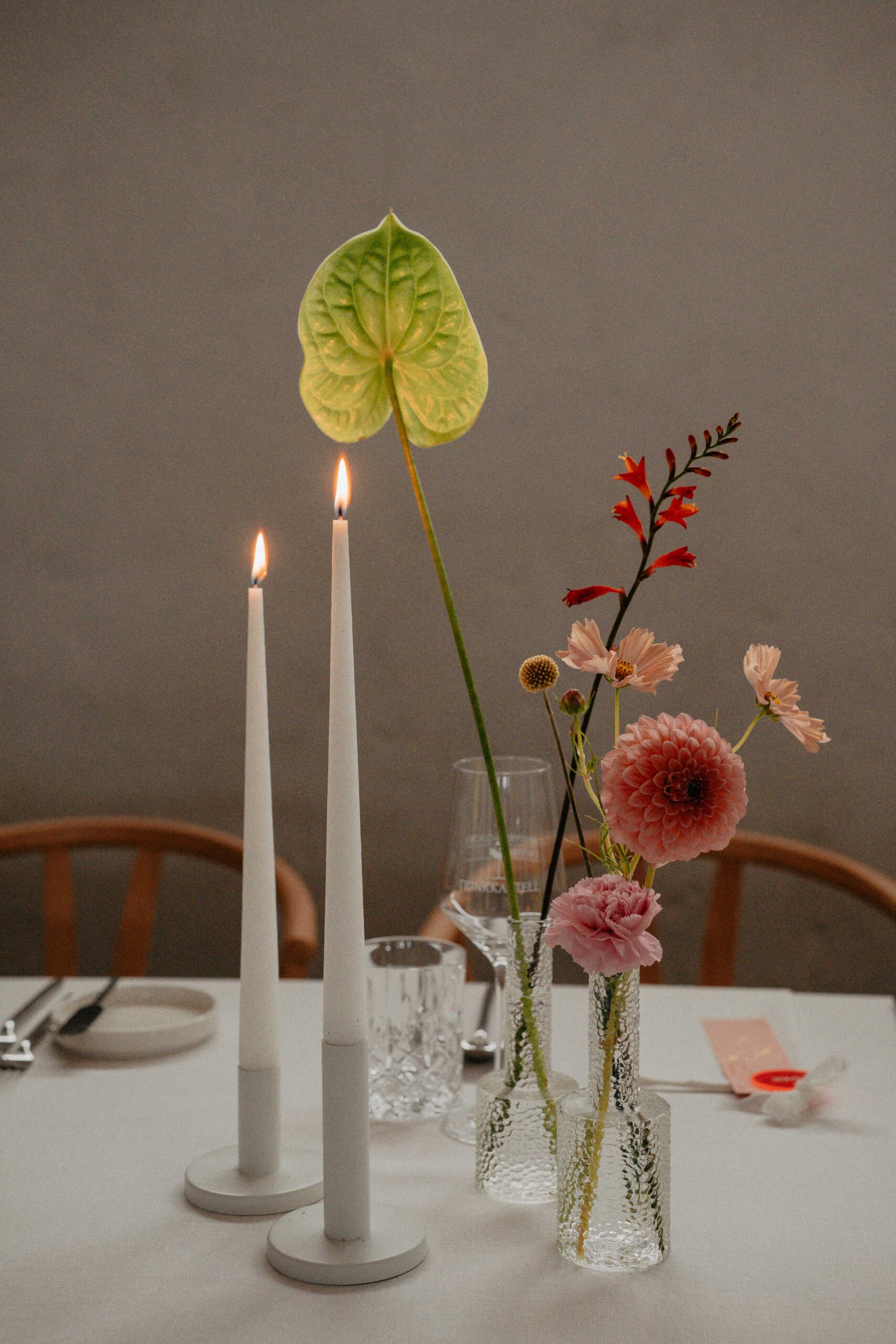 Moderne Hochzeitsdekoration mit floralen Arrangements und Kerzen