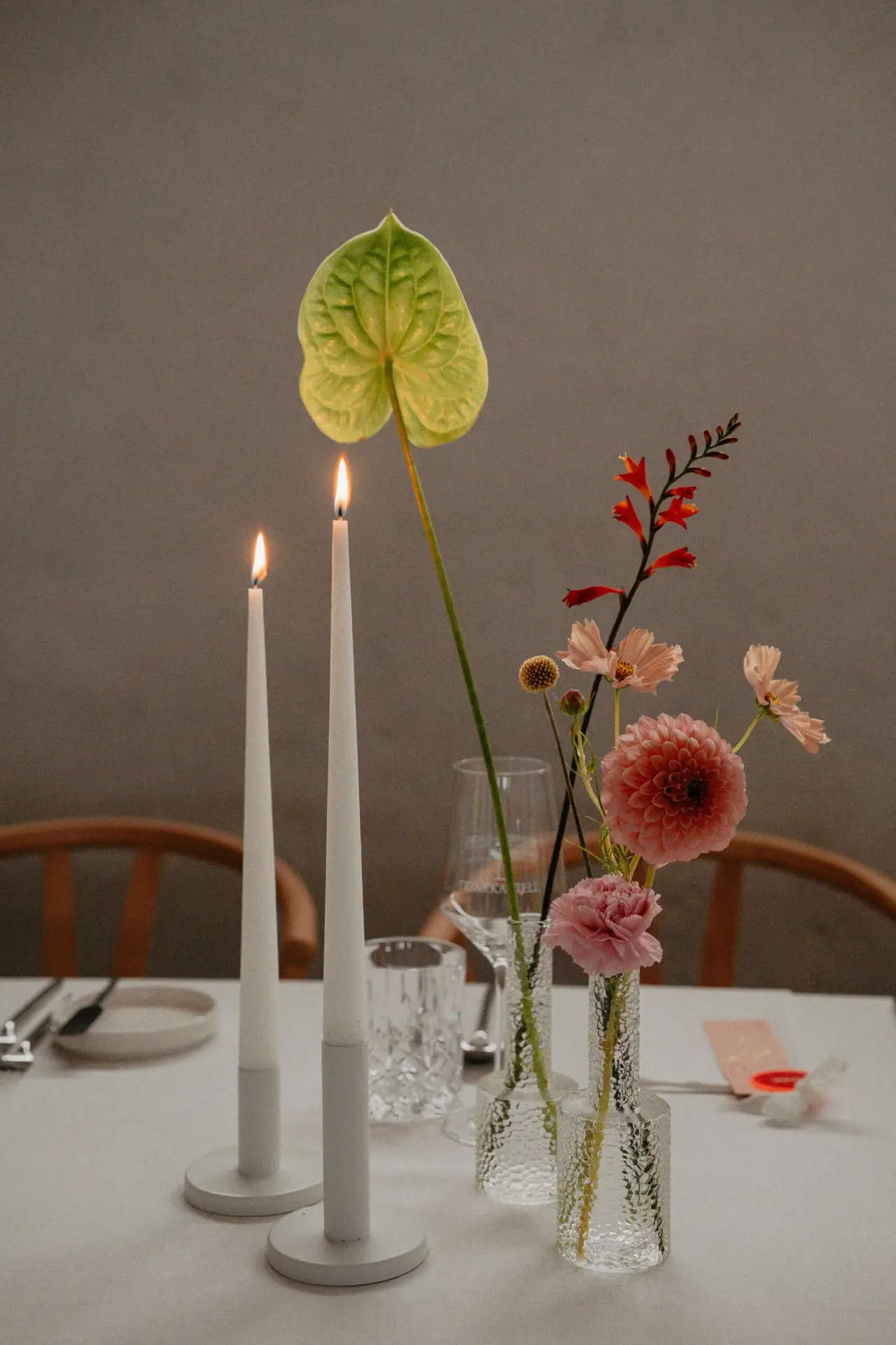 Moderne Hochzeitsdekoration mit floralen Arrangements und Kerzen