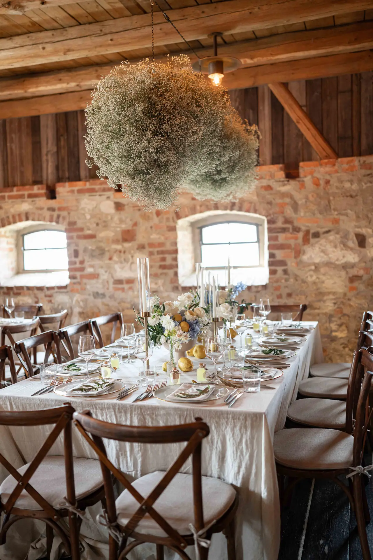 Hochzeitstafel mit Zitronen, Blumen und schwebender floraler Installation