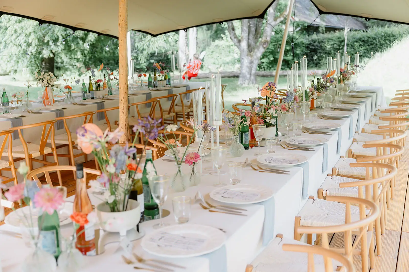 Moderne Hochzeitstafel mit Wishbone Chairs und floraler Tischdekoration