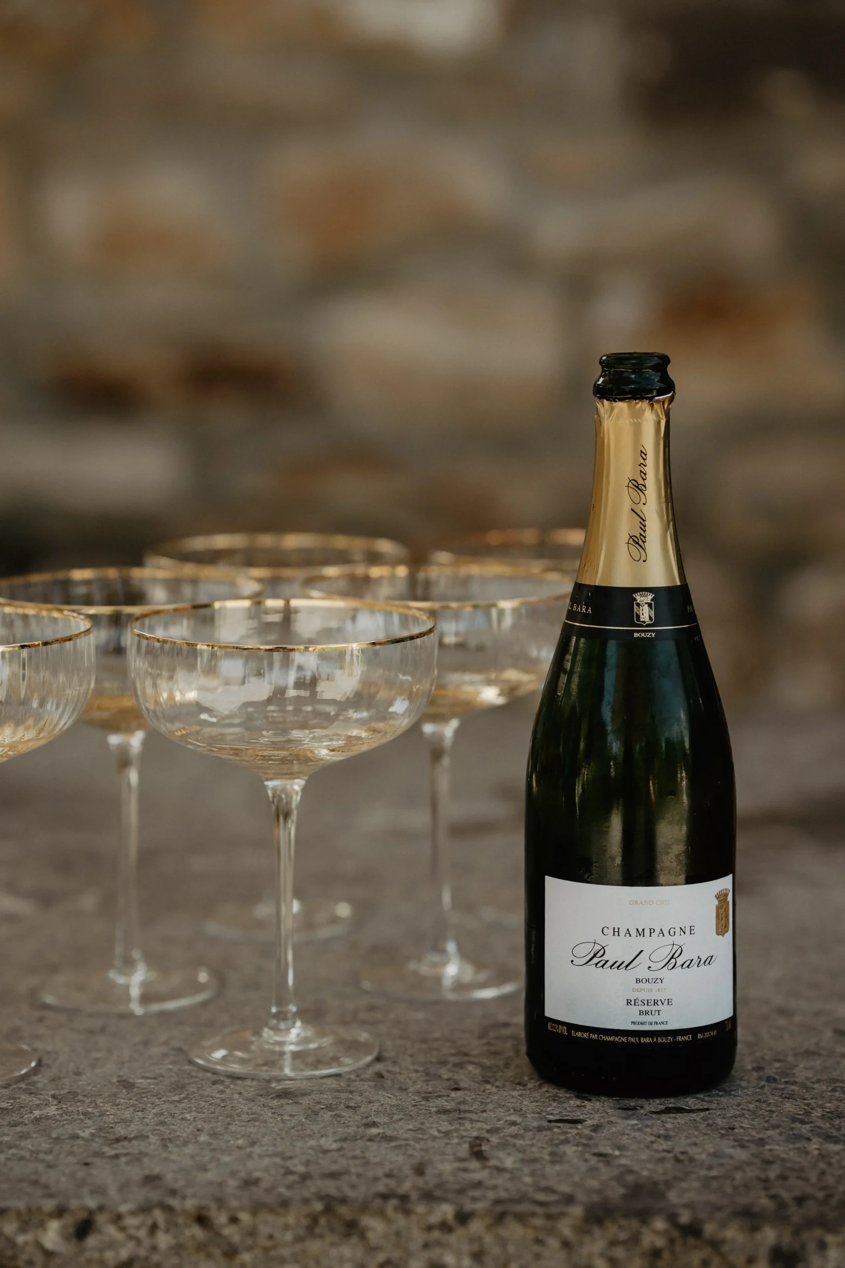 Champagnerflasche und Champagnerschalen mit Goldrand