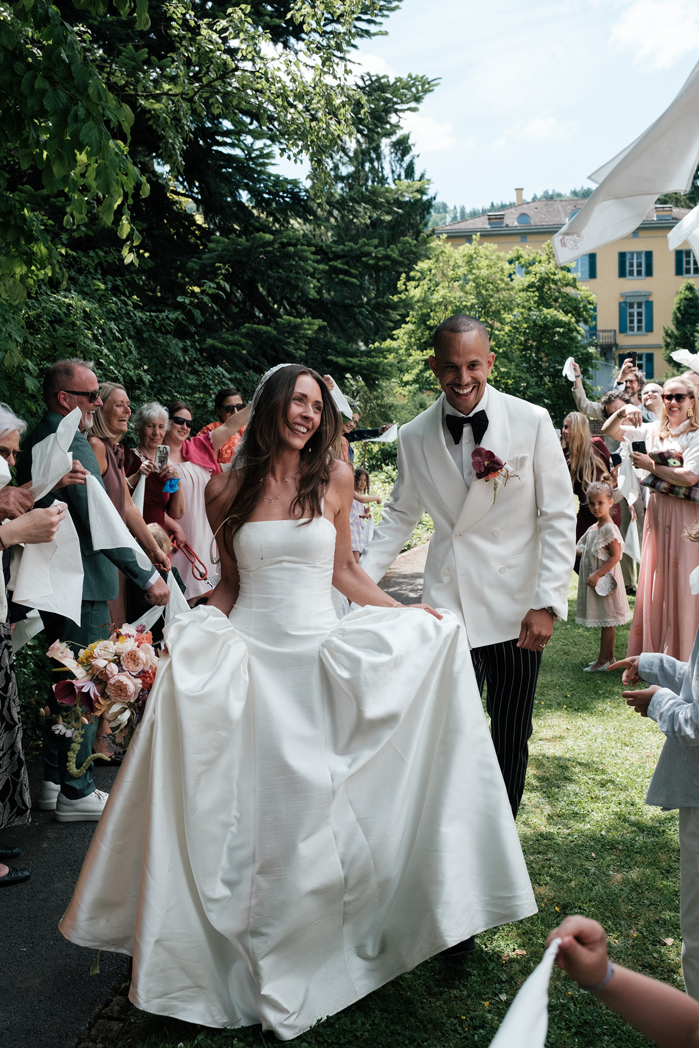 Brautpaar läuft nach der Trauung durch ein Spalier bei einer Hochzeit in Horgen, Schweiz