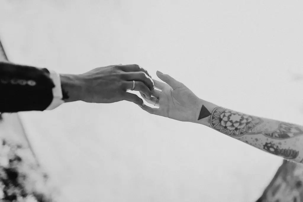 Editorial Foto der Eheringe Hand in Hand