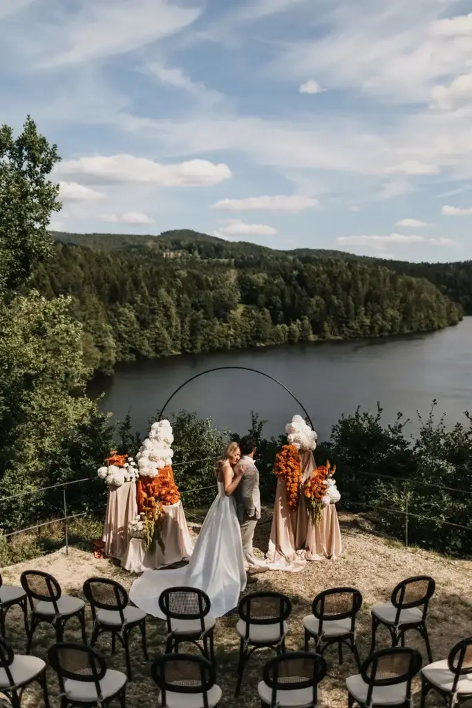 Brautpaar mit Blick auf den Höllensteinsee
