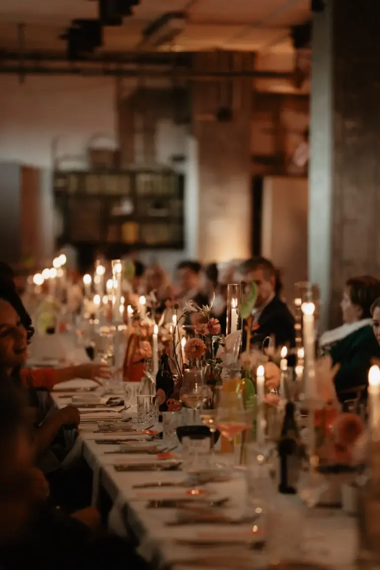Lichtstimmung im Dinnersetting der Hochzeit