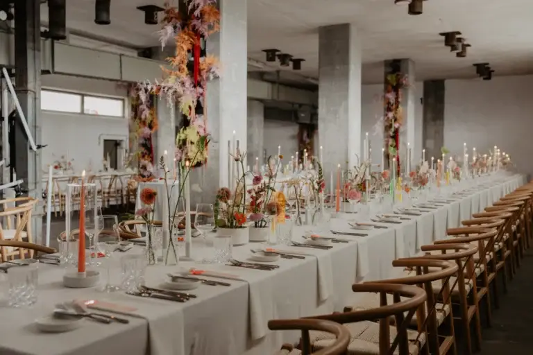 Dinnertafel in industrieller Fläche mit Wishbone Chairs