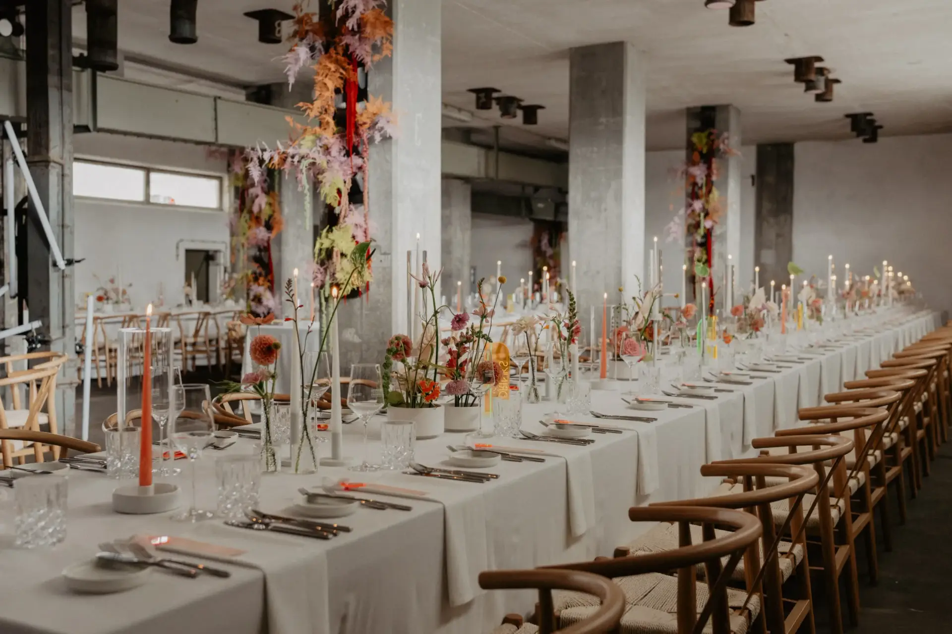 Dinnertafel in industrieller Fläche mit Wishbone Chairs