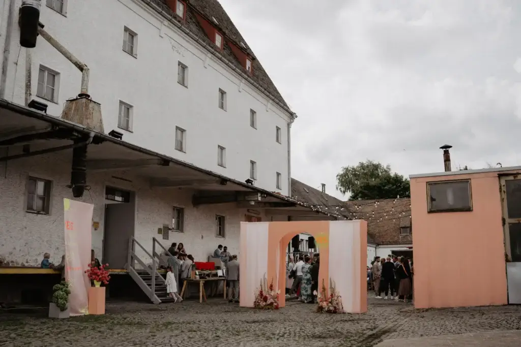 Individuell gestaltetes Eingangstor einer modernen Hochzeit in der Oberpfalz