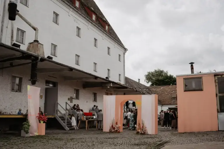 Individuell gestaltetes Eingangstor einer modernen Hochzeit in der Oberpfalz