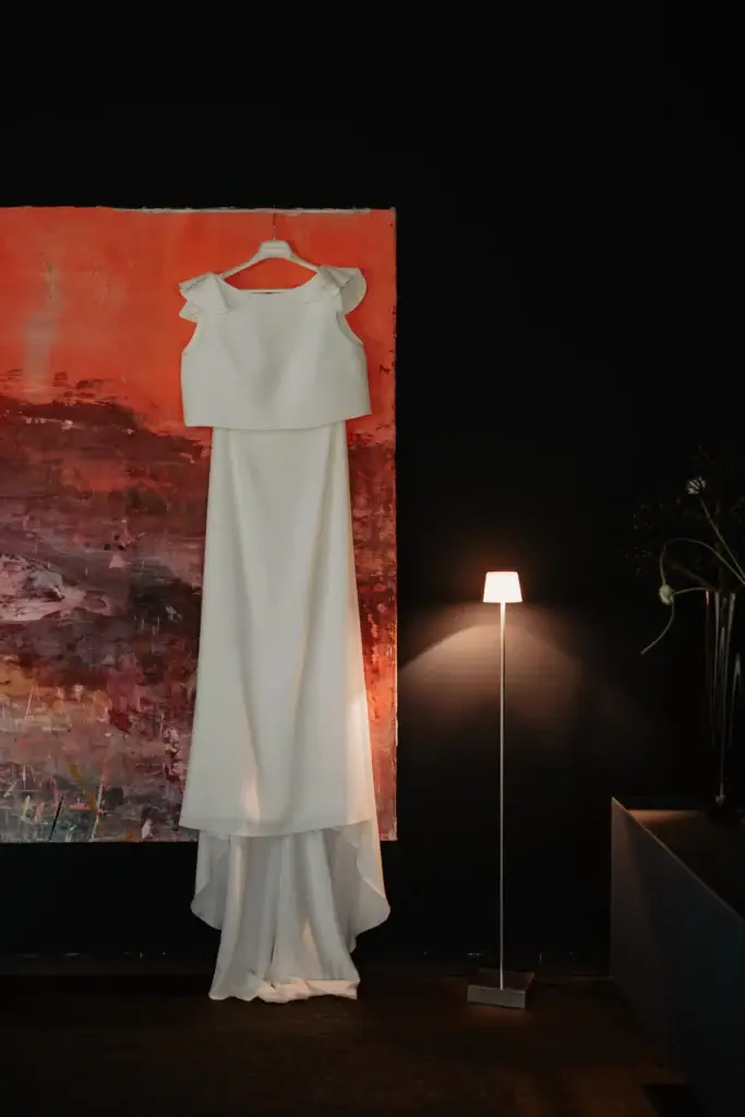 Brautkleid vom La Donna Hochzeitsatelier vor Kunstwerk