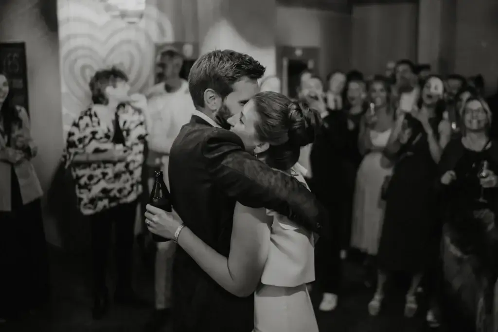 Hochzeitsparty mit Gästen und stimmungsvoller Beleuchtung im Bayerischen Wald