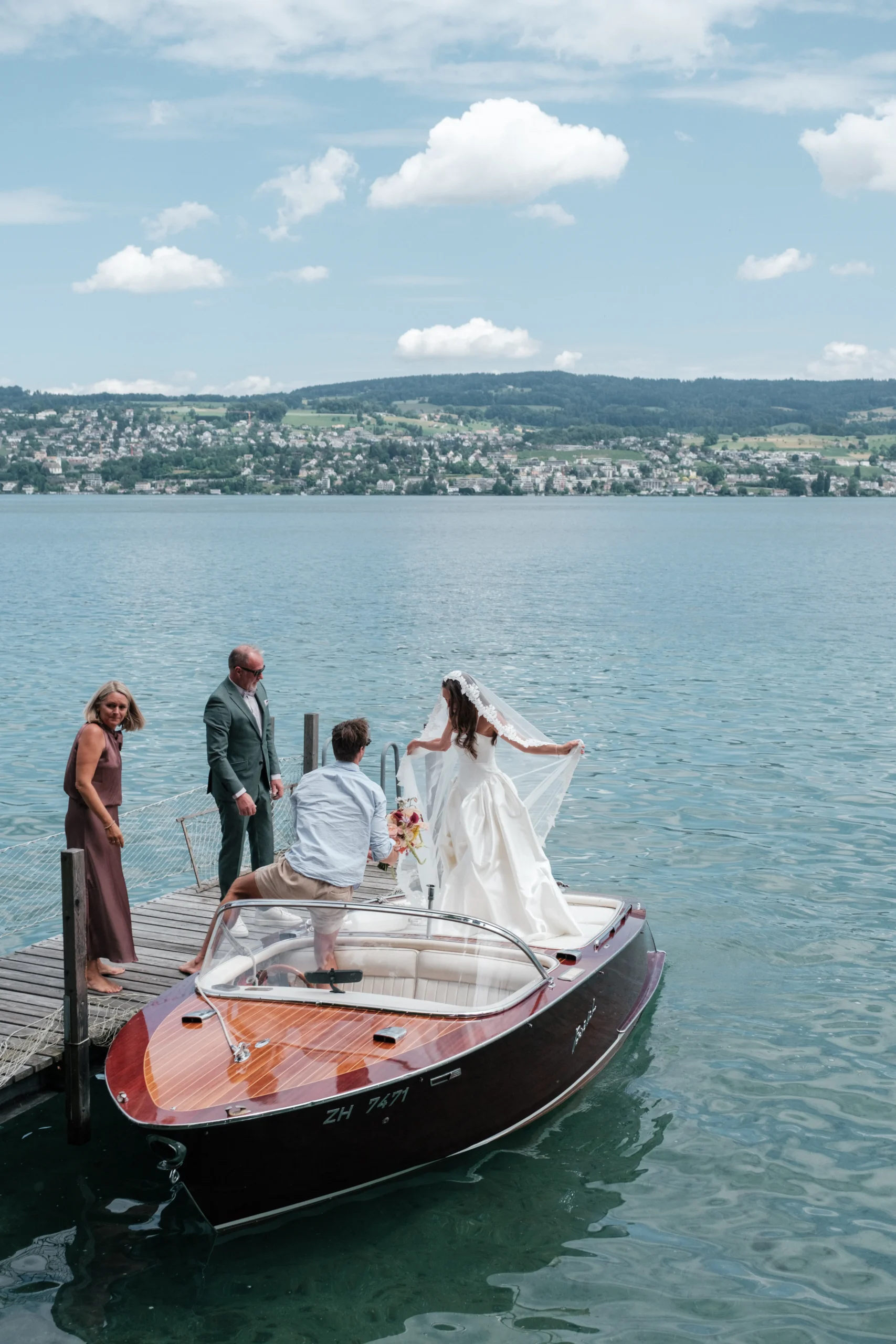 Ankunft der Braut über den See am privaten Park am Zürichsee