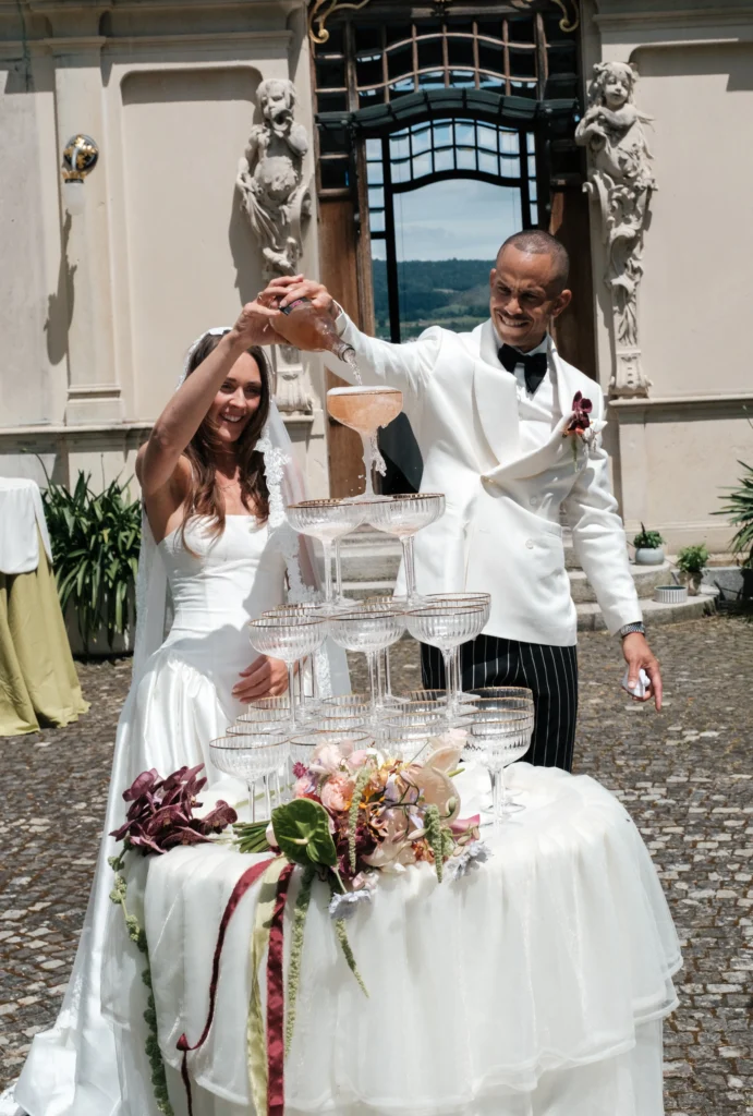 Champagnerturm wird vom Brautpaar eingeschenkt