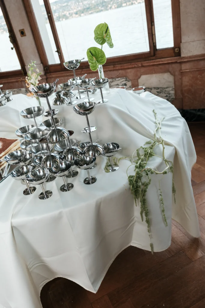 Staging von Chrom Schalen für das Dessertbuffet