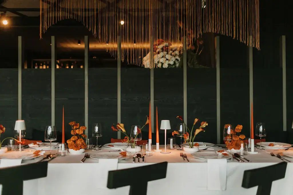 Modernes Tablesetting mit abgestimmten Farben zur Location